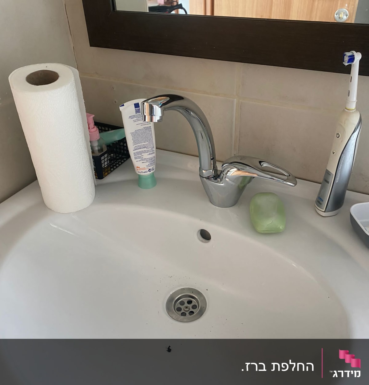 כיור עם ברז, סבון ומשחת שיניים